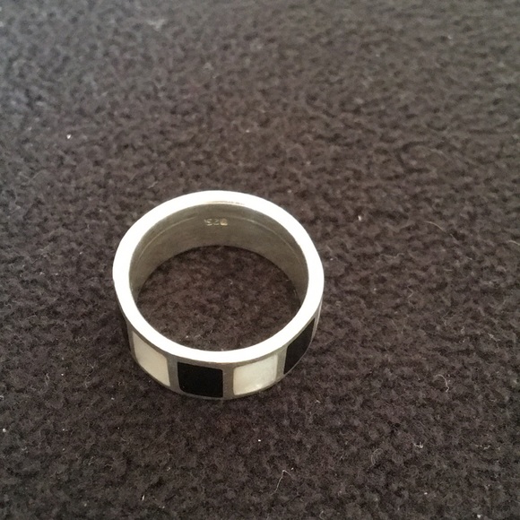 Sterling Silver Ring with Mother of Pearl and Black Ónyx Inlay - Picture 4 of 5